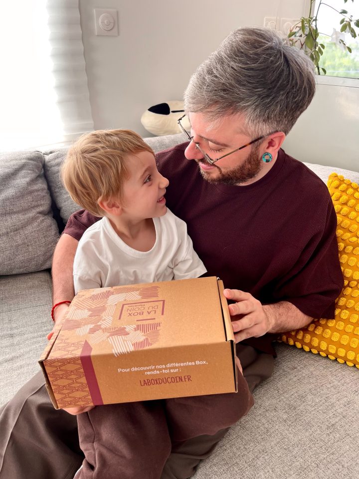 fils offrant une box cadeau fete des peres a son pere