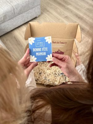 carte fete des meres dans une box cadeau personnalisee