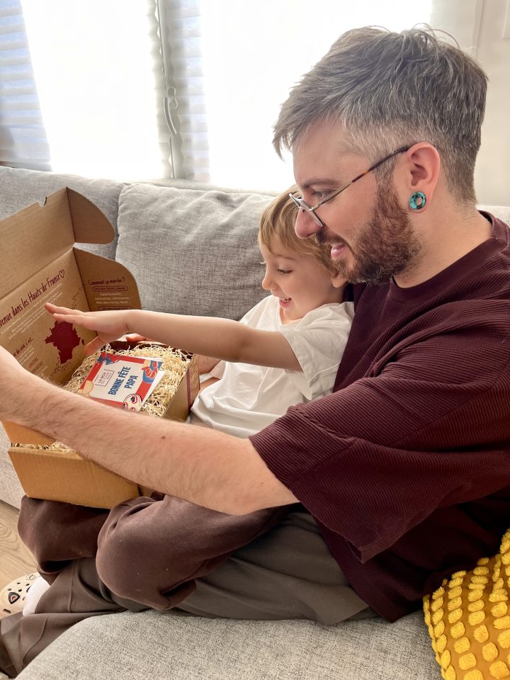 pere et fils ouvrant box cadeau fete des peres